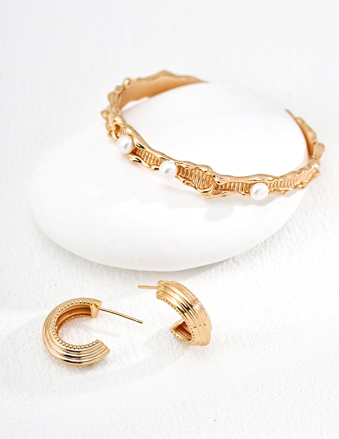 Retro-Inspired Minimal Line Earrings