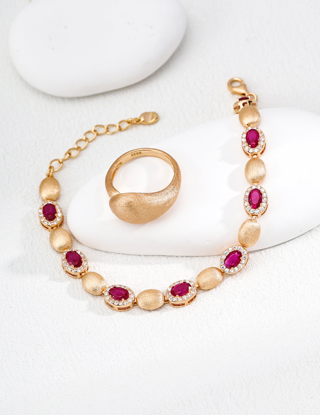 A blend of vintage craftsmanship and sparkling zirconia, radiating timeless elegance and refined beauty.