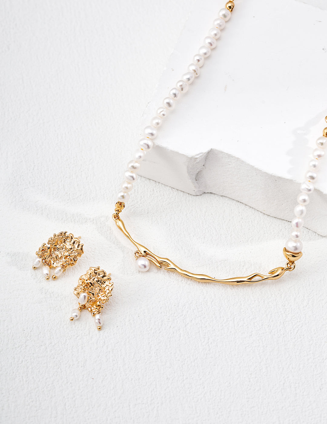 Pearl stud earrings with lava bark texture