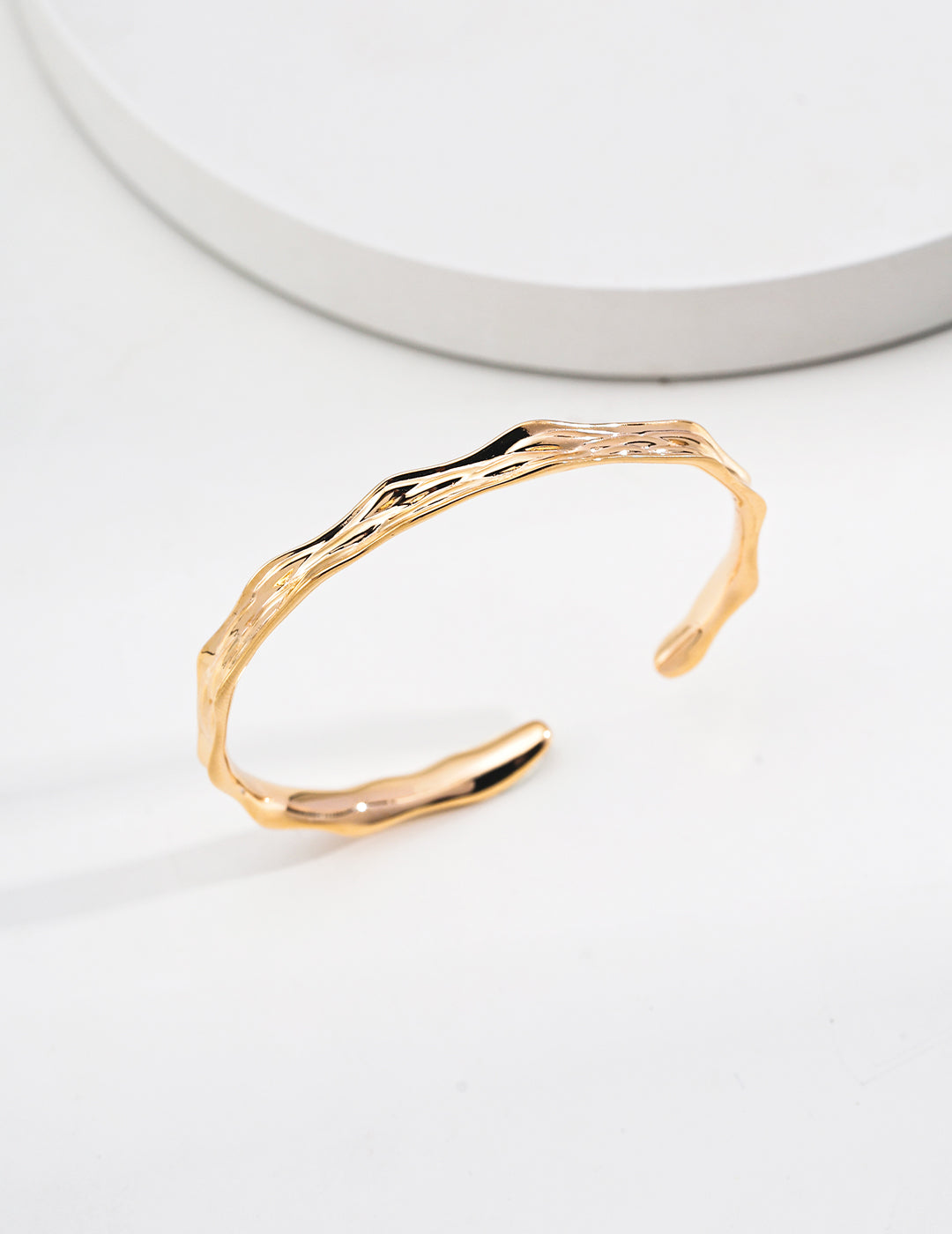Minimalist Wave-Pattern Bangle – Light-Reflecting Bracelet
