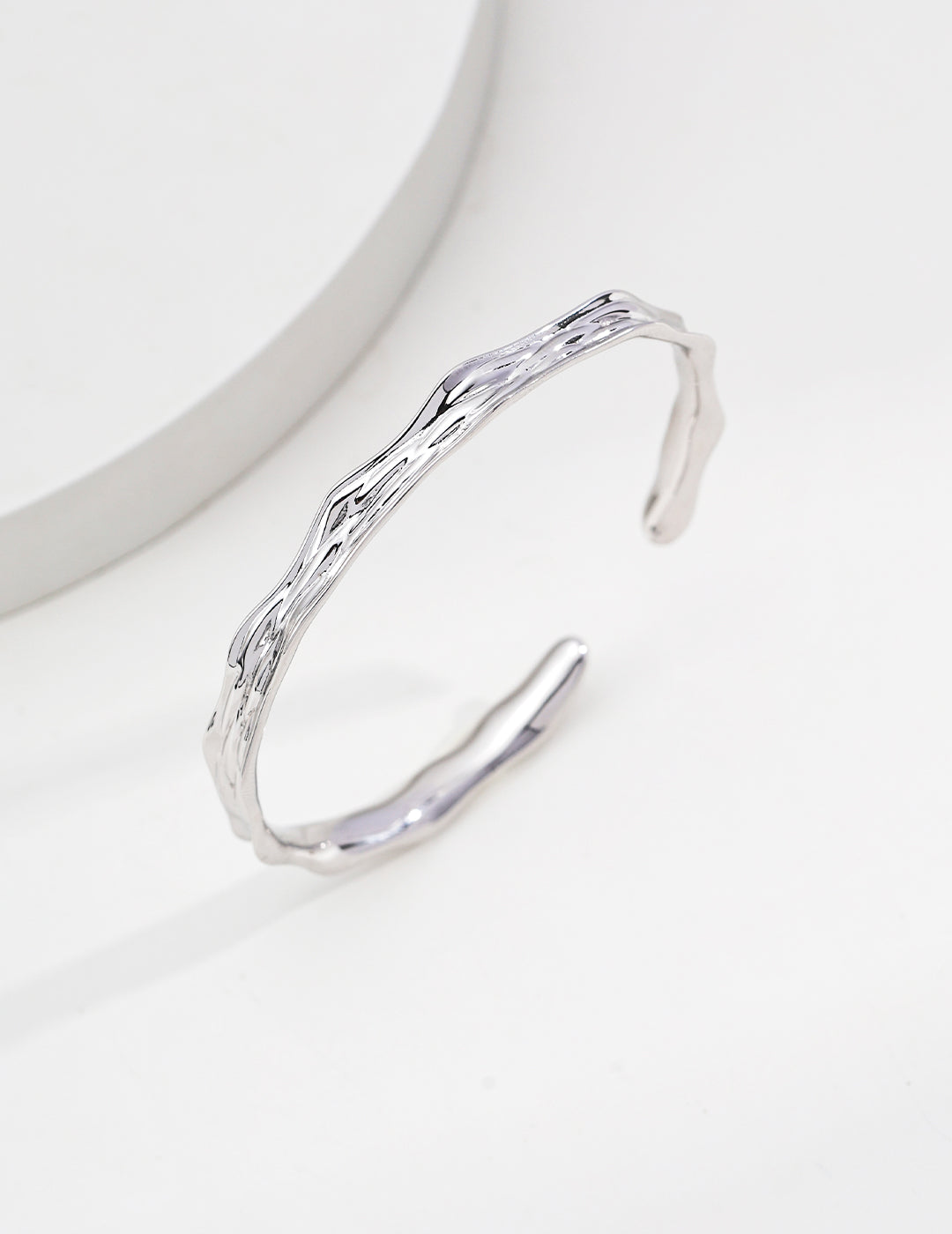 Minimalist Wave-Pattern Bangle – Light-Reflecting Bracelet