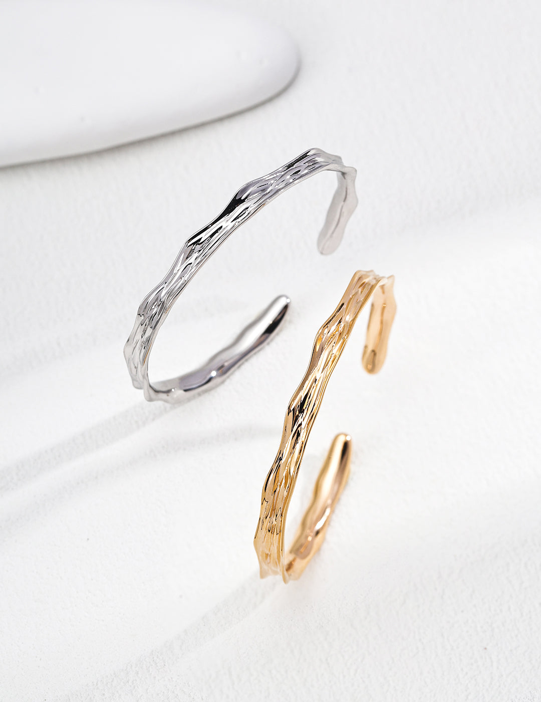 Minimalist Wave-Pattern Bangle – Light-Reflecting Bracelet