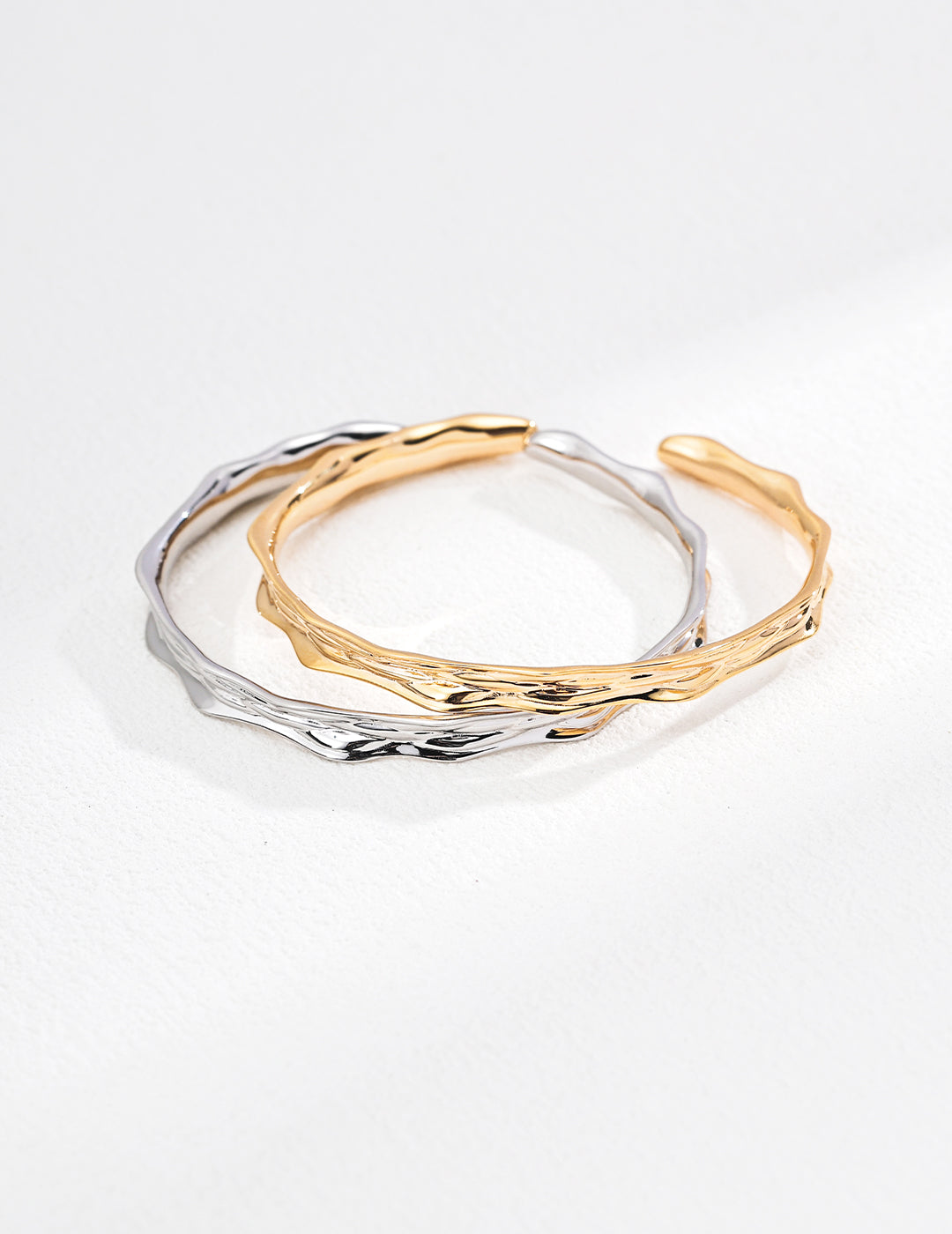 Minimalist Wave-Pattern Bangle – Light-Reflecting Bracelet