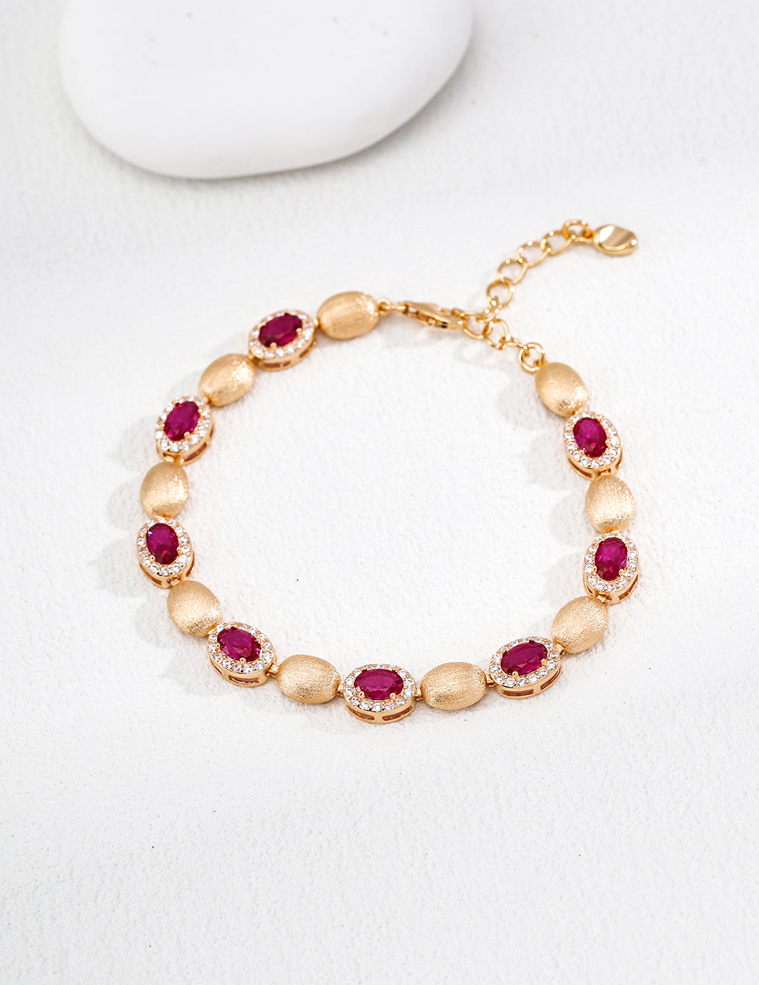 A blend of vintage craftsmanship and sparkling zirconia, radiating timeless elegance and refined beauty.