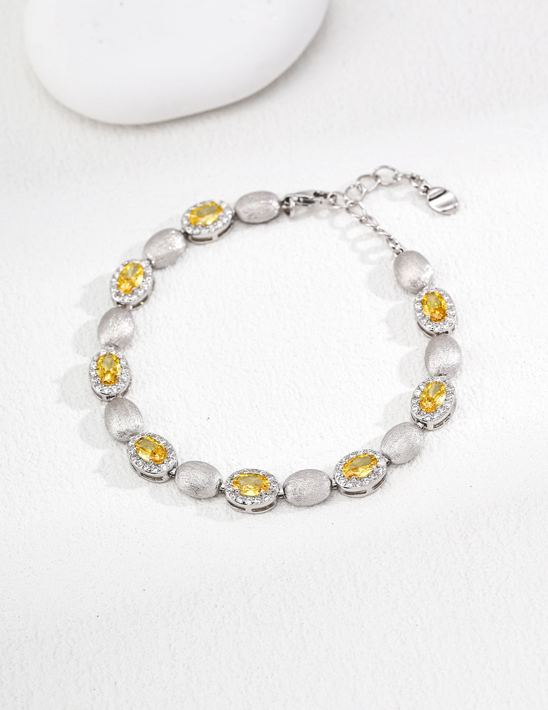 A blend of vintage craftsmanship and sparkling zirconia, radiating timeless elegance and refined beauty.
