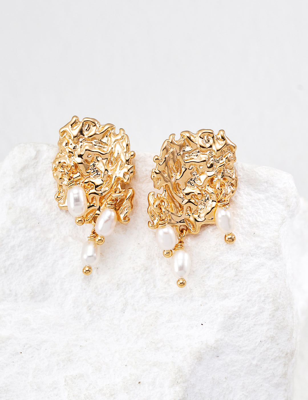 Pearl stud earrings with lava bark texture