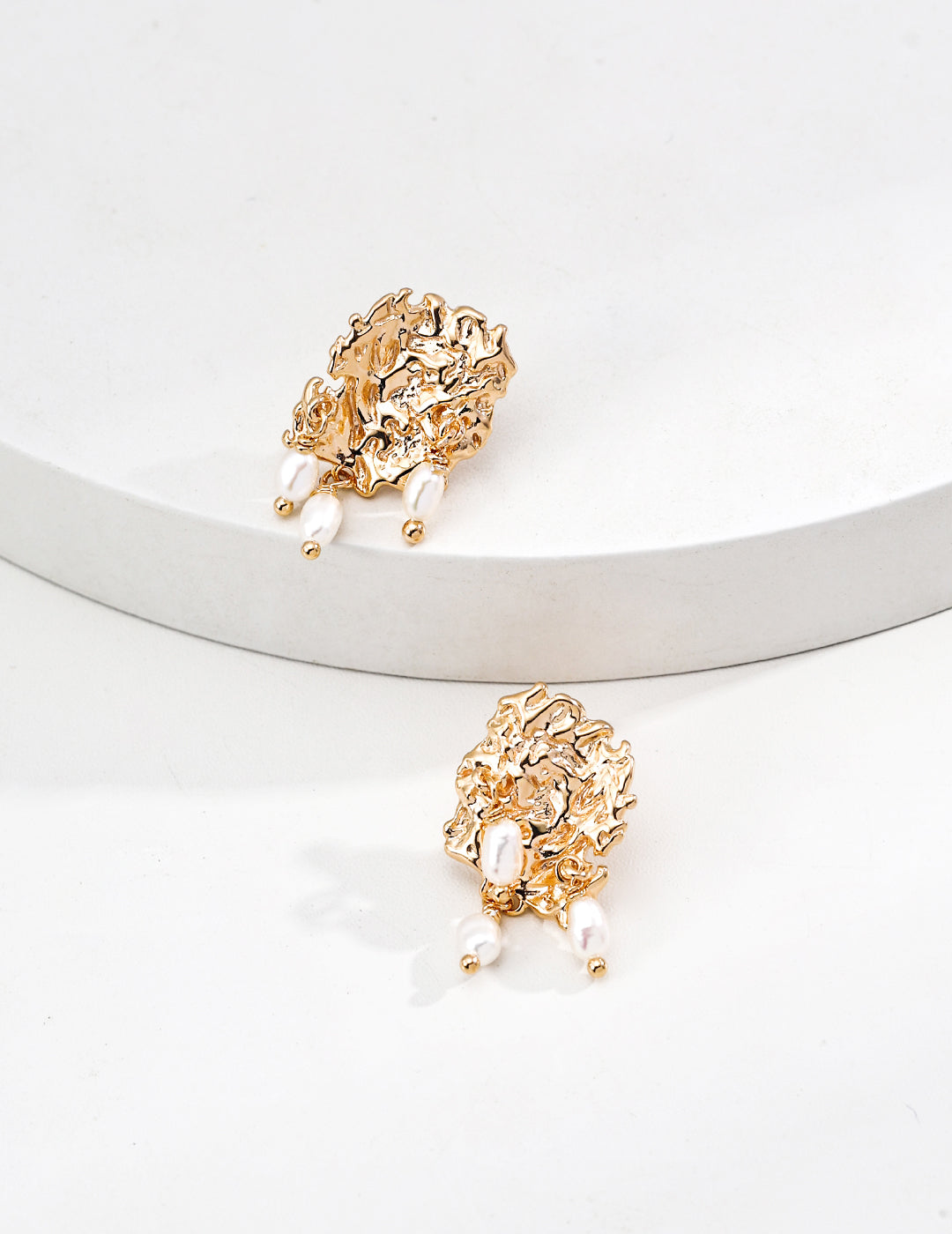 Pearl stud earrings with lava bark texture